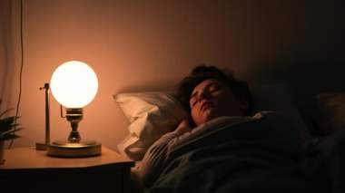 ماذا يحدث لجسمك عندما تنام في غرفة مضاءة؟