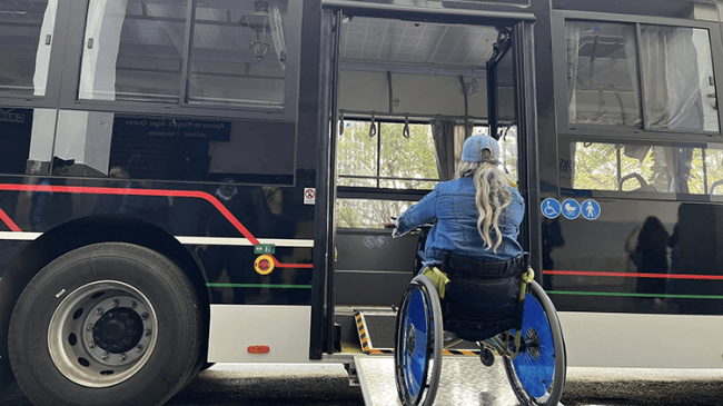 “زيادة وسائل النقل المُهيأة وردع بعض سائقي الأجرة الذين يرفضون نقلنا”