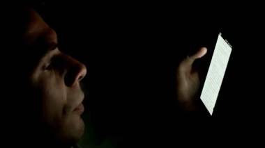 هل تستخدم هاتفك في الظلام؟ اكتشف المخاطر الصحية!