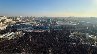 آلاف الإيرانيين يؤدون صلاة العيد في غياب المرشد الجديد