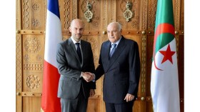 عطاف يبحث مع نظيره الفرنسي واقع العلاقات الثنائية والتطورات الإقليمية