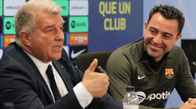 معركة كلامية ساخنة بين تشافي ولابورتا قبل انتخابات برشلونة