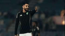 محرز يستلم جائزة جديدة