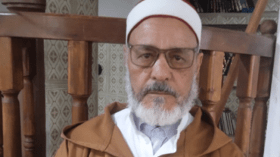 الشيخ صالح مكاحلية… قارب الثمانين ومازال “سيد المحراب”