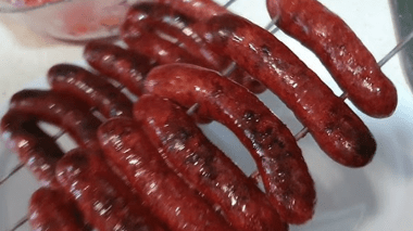 “أبوس” تحذر من خطر “النقانق” المشوية في الشوارع