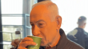 فيديو “احتساء نتنياهو للقهوة”.. هل هو حقيقي أم مولد بالذكاء الاصطناعي؟