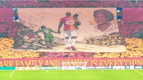 لافتة جماهير غلطة سراي تُبكي أوسيمين قبل انطلاق مباراة ليفربول (فيديو)