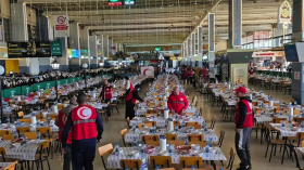 موائد إفطار تضامنية”فاخرة” بمحطّات النقل والمطارات والسّاحات العامة