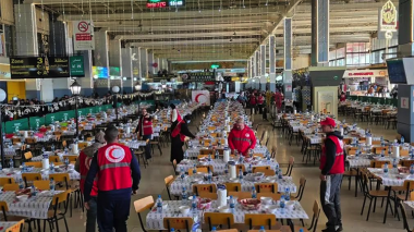 موائد إفطار تضامنية”فاخرة” بمحطّات النقل والمطارات والسّاحات العامة