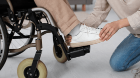 انتعاش في سوق الأحذية الصحية… وتحذير من مغالطات تجارية