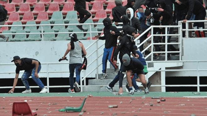 كاميرات توثّق تحوّل رجال الشرطة إلى ضحايا في الملاعب!