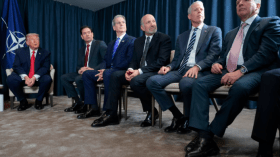 هدية غير متوقعة من ترامب لكل من يلتقيه.. ما قصتها؟