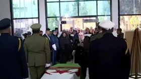 Les citoyens affluent au siège de la wilaya de Batna pour se recueillir sur la dépouille du défunt président Liamine Zeroual