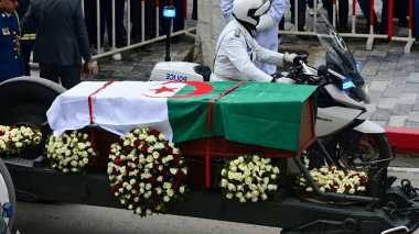 دموع وزغاريد في تشييع الرئيس زروال إلى مرقده بجوار والده