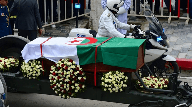 دموع وزغاريد في تشييع الرئيس زروال إلى مرقده بجوار والده