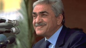 اليَمِينُ زَرُّوَال… الرَّجُلُ الَّذِي لَمْ يُشْبِهْ أَحَداً