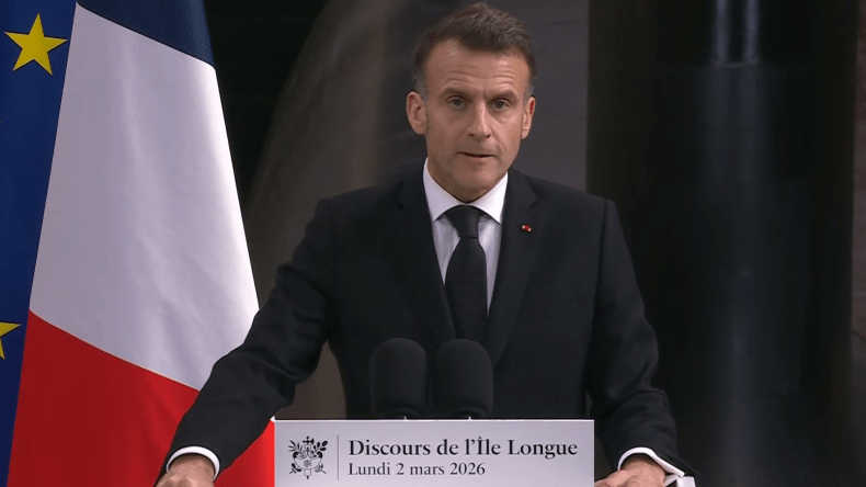 ماكرون يعلن أن فرنسا سترفع عدد رؤوسها النووية