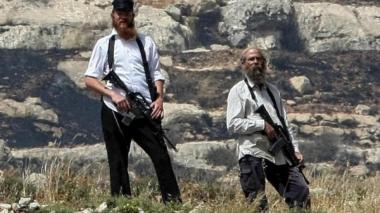 محافظة القدس: تسليح المستوطنين “خطوة خطيرة” لتصعيد جرائمهم ضد الفلسطينيين