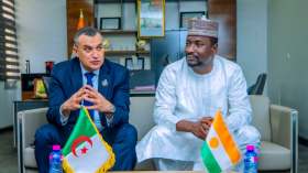 الألياف البصرية وتكوين الكفاءات محور لقاء زروقي ونظيره النيجيري