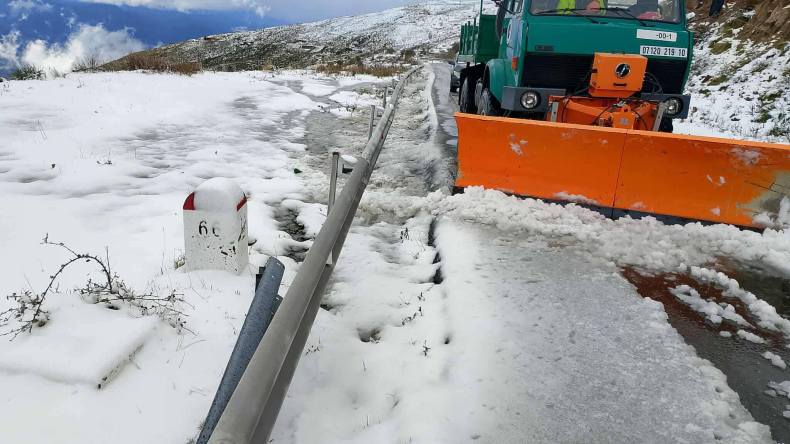 بسبب التقلبات الجوية.. فرق الصيانة تتدخل لإعادة فتح الطرقات