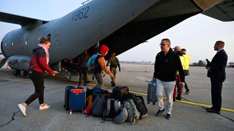 الأجانب يفرّون من الشرق الأوسط.. دول غربية تُسارع لإجلاء رعاياها 