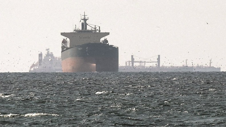 طهران تُهدد بشلّ الملاحة في الخليج  