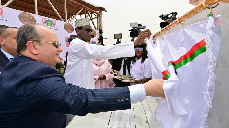 الوزير الأول يضع حجر الأساس لمحطة توليد الكهرباء بالنيجر