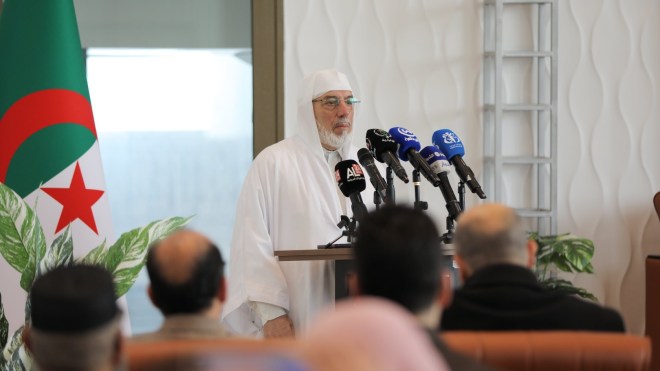 عميد جامع الجزائر يشرف على الإعلان عن نتائج جائزة “محمد بن سعيد شريفي للخط العربي”