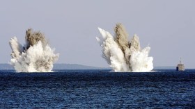 ألغام محتملة في هرمز.. ترامب يُهدد وطهران ترد