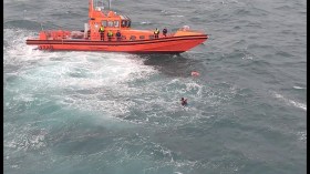 القوات البحرية: إنقاذ شخصين إثر انقلاب زورق بعين الترك