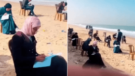 طلبة فلسطينيون يجتازون الامتحانات على شاطئ البحر في غزة (فيديو)