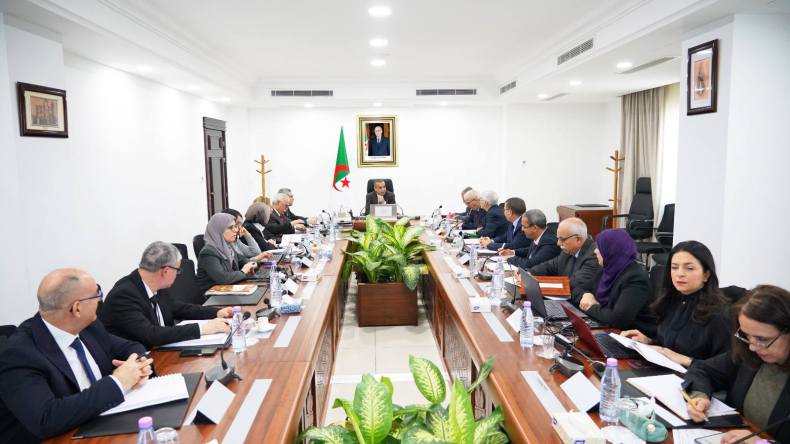 عجال يترأس اجتماعًا لبحث ملفات تسيير القطاع