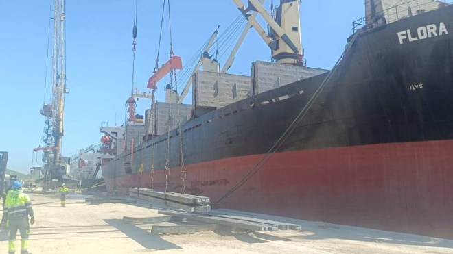 نحو إيطاليا.. شحن 22 ألف طن من قضبان الصلب من ميناء عنابة