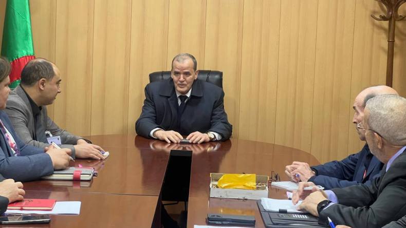 رزيق يبحث مع البنوك تسهيل التوطين وضمان انسيابية التجارة الخارجية