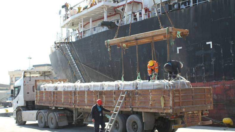 من ميناء سكيكدة.. تصدير 10 آلاف طن من الإسمنت المعبأ إلى ليبيا