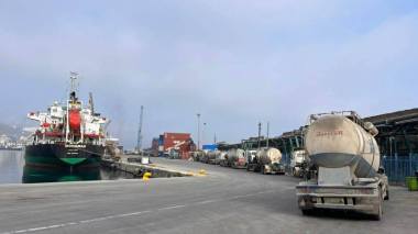 من ميناء سكيكدة.. تصدير قرابة 10 آلاف طن من الإسمنت إلى ليبيا