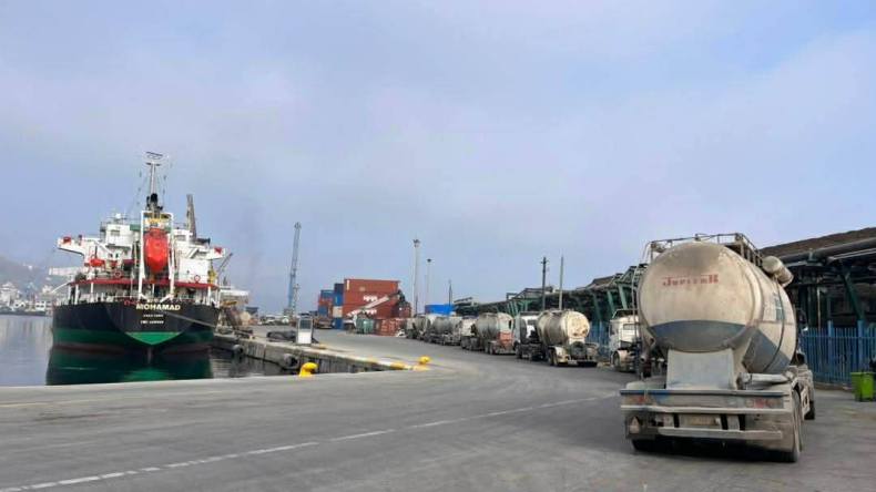 من ميناء سكيكدة.. تصدير قرابة 10 آلاف طن من الإسمنت إلى ليبيا