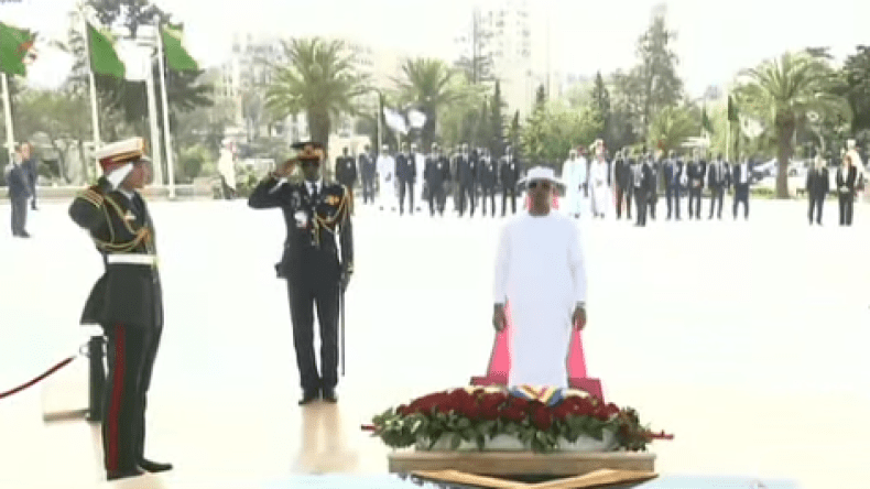 الرئيس التشادي يضع إكليلًا من الزهور بمقام الشهيد