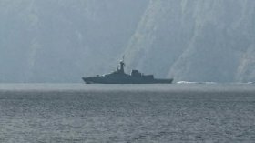 وكالة تسنيم: مدمّرة أمريكية تتراجع عن مضيق هرمز بعد تحذير إيراني