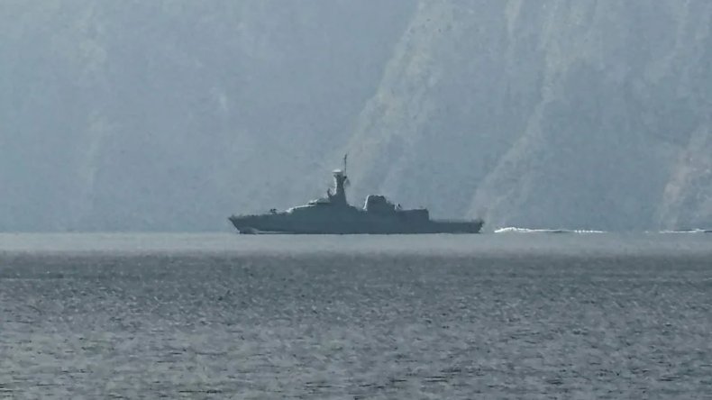 وكالة تسنيم: مدمّرة أمريكية تتراجع عن مضيق هرمز بعد تحذير إيراني