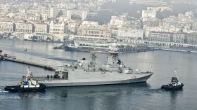 رسو الفرقاطة الإيطالية فيرجينيو فاسان بميناء الجزائر