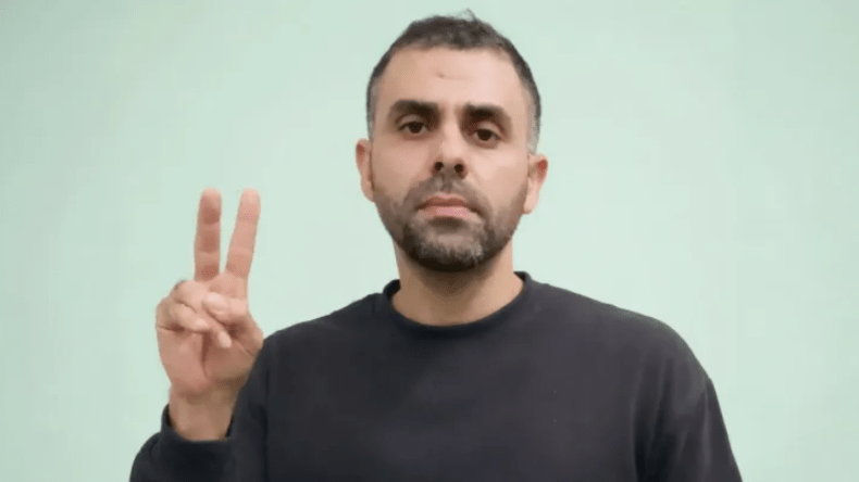 صورة للشهيد “أبو عبيدة” خلال المجاعة بغزة.. وكلمات مؤثرة من نجله