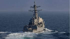 ردا على حصار موانئها.. إيران تهدد بإغراق “رمز القوة الأمريكية”