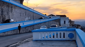 صباغة منعرجات تاريخية “بالأبيض والأزرق” يثير جدلا في قسنطينة