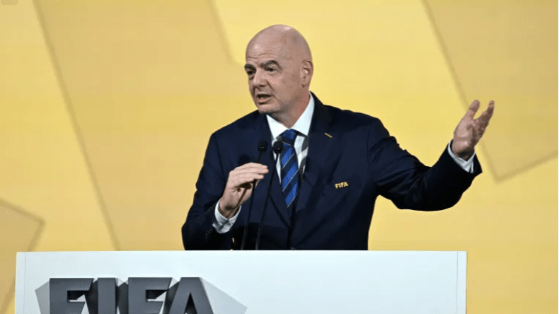 جياني إنفانتينو يحل بالجزائر في زيارة رسمية