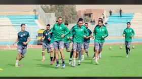 “الحوّاتة” يُصارعون الرّياح والأمواج.. والقارب على وشك الغرق