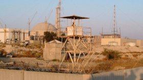 “قلق عميق” إزاء سقوط مقذوف قرب محطة بوشهر النووية في إيران