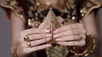 هل مازالت المرأة تؤمن بمقولة الحدايد للشدايد؟