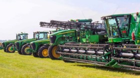 تعزيز المكننة الفلاحية بـ 1850 جراراً و531 حاصدة واتفاقية تأمين لدعم شعبة الحبوب