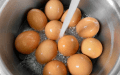 هل يجب غسل البيض قبل طهيه؟ إليك ما يقوله الخبراء